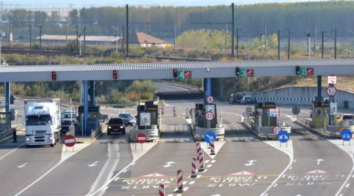 Masini stau la statia de taxare dela Fetești pe autostrada Soarelui A2