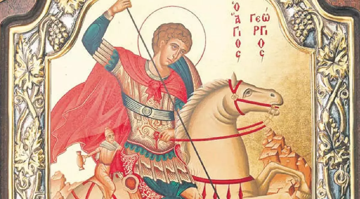 Imaginea prezintă o icoană bizantină a Sfântului Gheorghe călare pe un cal alb, înfățișat ca un tânăr militar purtând o mantie roșie și ținând o suliță.