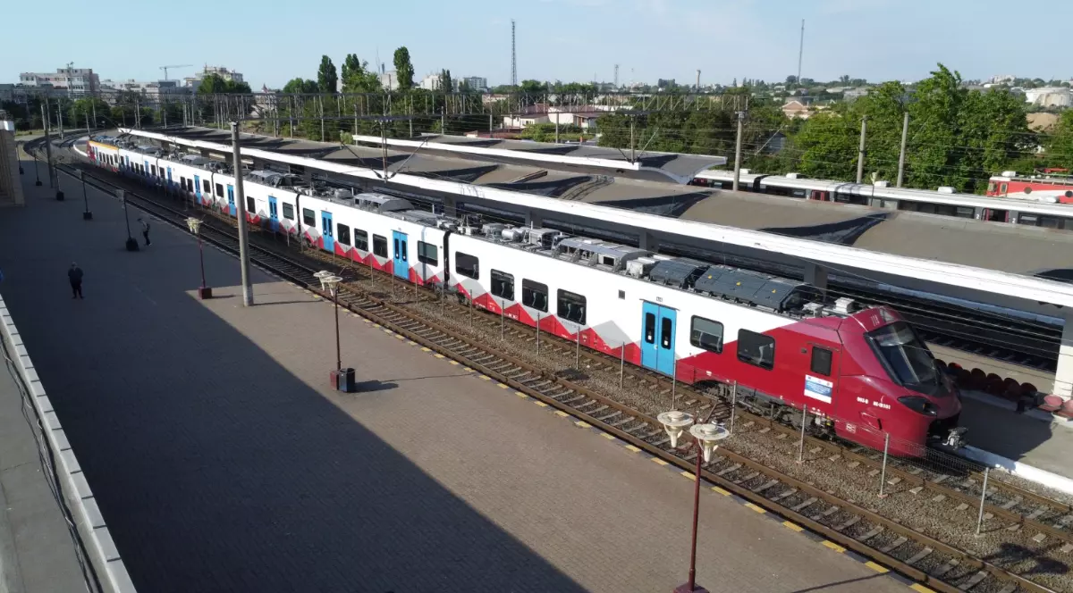 Un tren românesc la peron în gară la Constanța