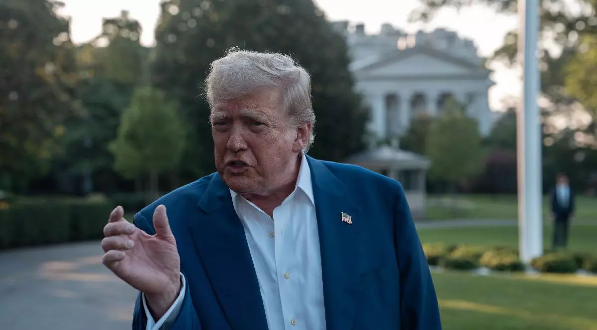 Donald Trump, în costum bleu, fără cravată