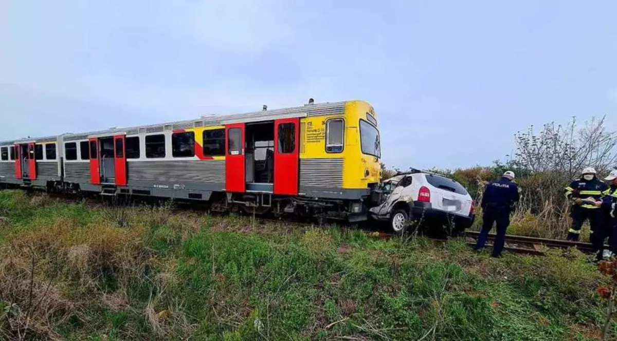 Un bărbat din Timișoara a murit după ce mașina sa a fost spulberată de un tren. Foto ISU Timiș