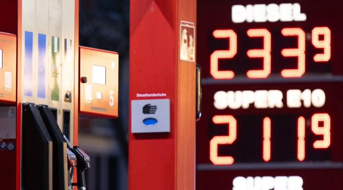Un panou la o benzinărie arată prețul benzinei și motorinei, în Dresda, pe 31 martie 2026.