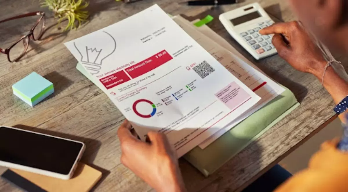 Factura la curent a explodat? Cum îți gestionezi costurile folosind un card de credit de la Axi-Card   