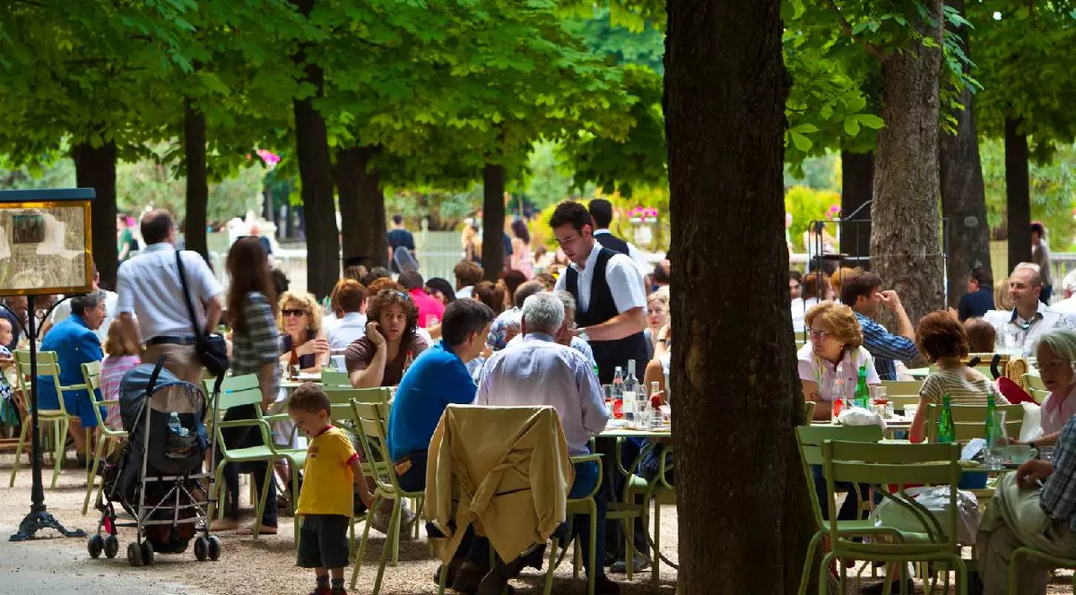 oameni bucurându-se de vremea frumoasă la o terasă