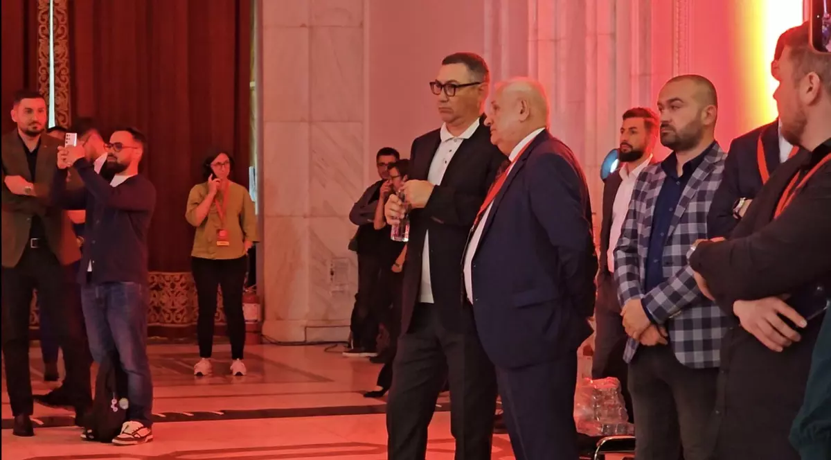 Victor Ponta, în sala unde PSD votează retragerea sprijinului politic premierului Ilie Bolojan. Foto: Cristian Otopeanu