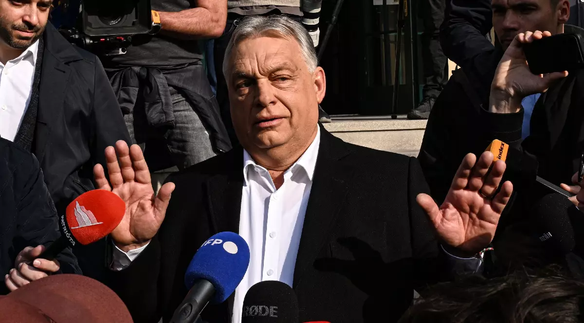 12.04.2026 Prim-ministrul ungar Viktor Orbán vorbește cu presa după ce și-a exprimat votul în cadrul alegerilor parlamentare din Ungaria, în fața unui secție de votare din Budapesta, Ungaria.