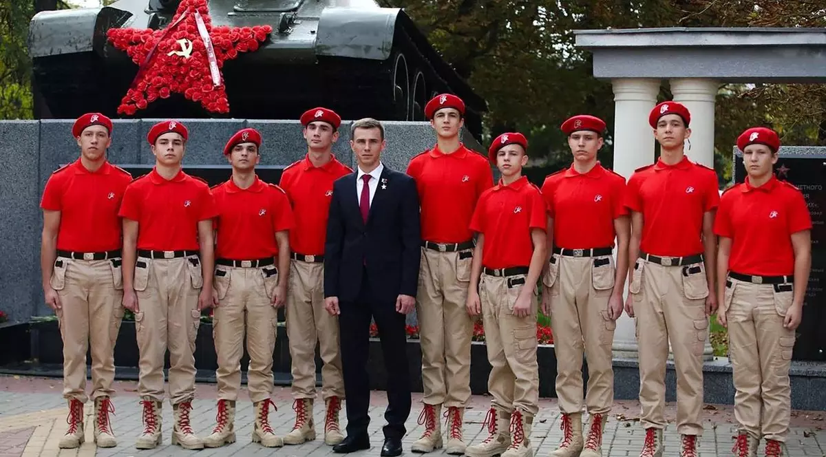 Vladislav Golovin, în centrul imaginii, considerat un criminal de război, alături de adolescenți pe care-i instruiește cum să fie „patrioți” Foto: Profimedia