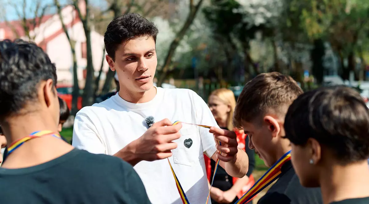 David Popovici lansează o nouă campanie de donații pentru copiii aflați în grija Hope and Homes for Children România: ”Niciun copil nu ar trebui să simtă că e singur”