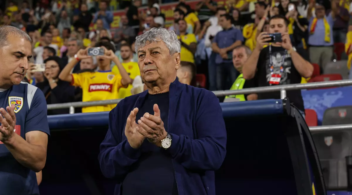 Mircea Lucescu aplaudă având o privire tristă și ingrijorată.
