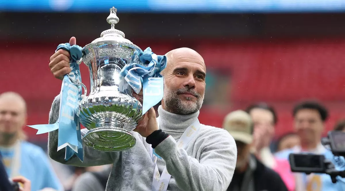 16 mai 2026 - Josep Guardiola ridică Cupa Angliei câștigată împotriva echipei Chelsea Londra Foto: Profimedia