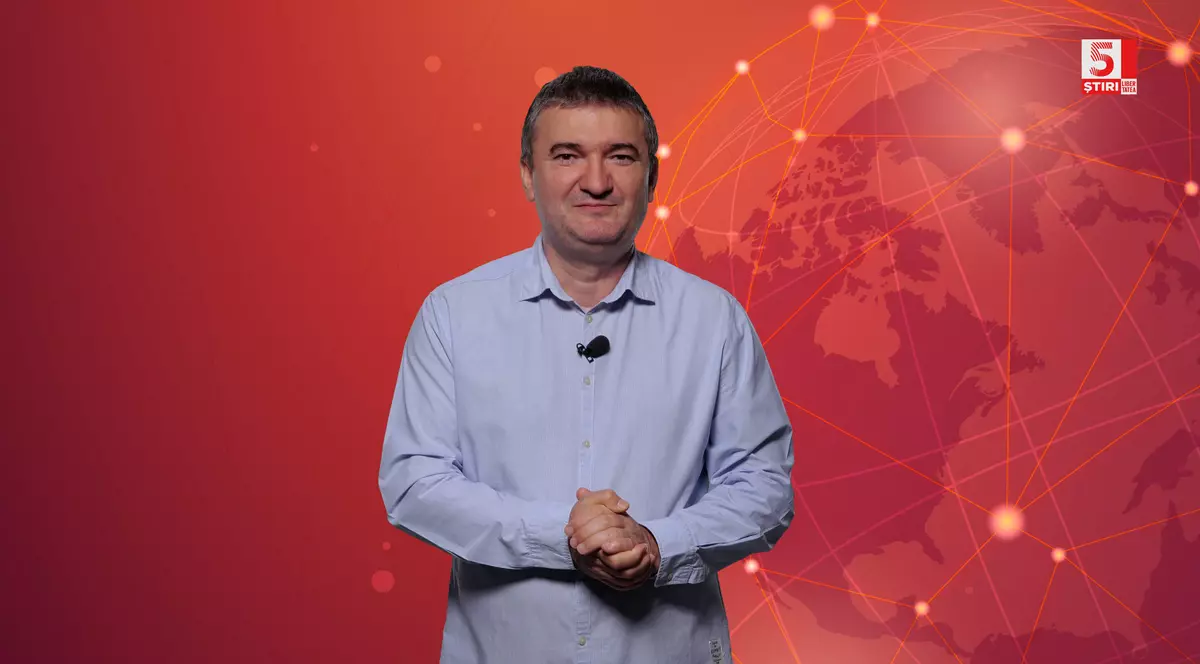 Dorin Chioțea, redactor-șef Libertatea.ro, îmbrpcat cu o cămașă gri, pe un fundal roșu.