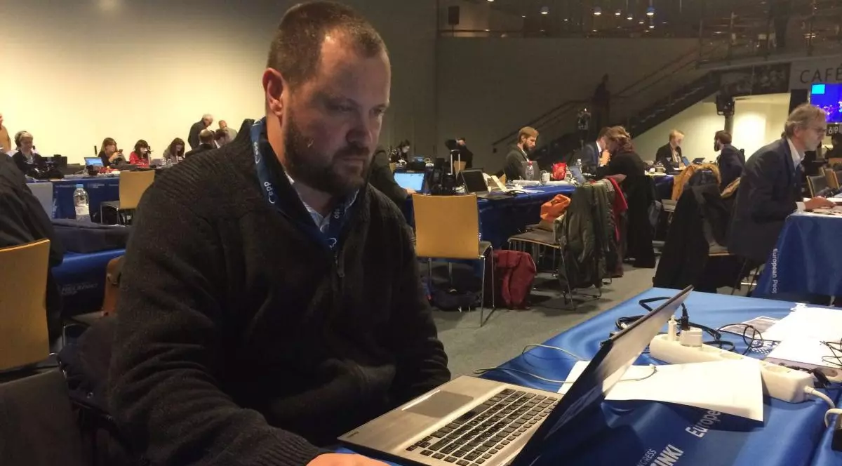 Dan Tăpălagă stă în fața laptopului