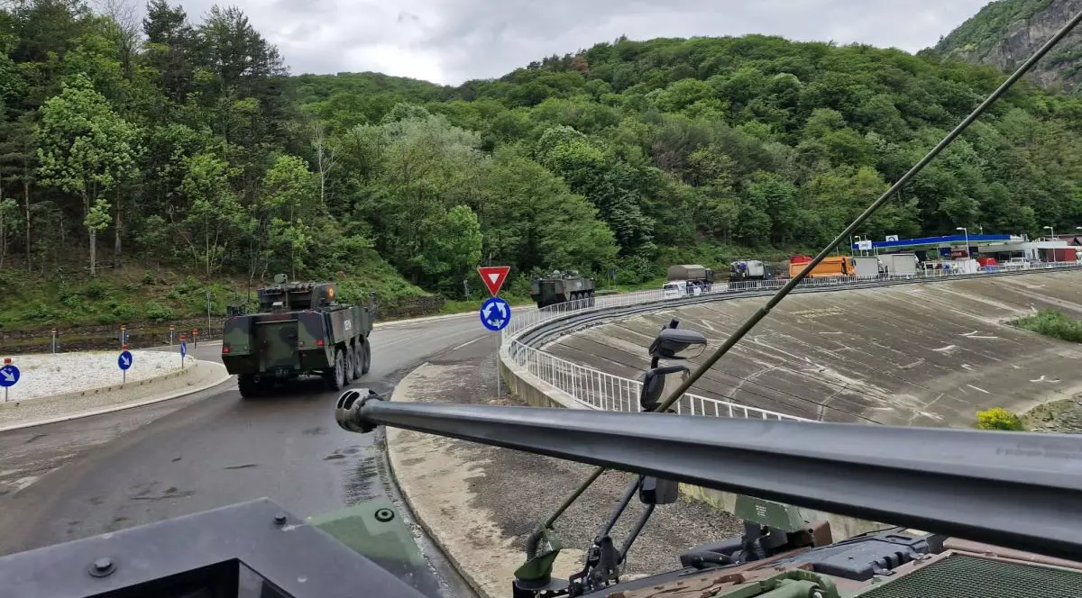 Mai multe transportoare blindate merg în coloană pe Valea Oltului, 13 mai 2026