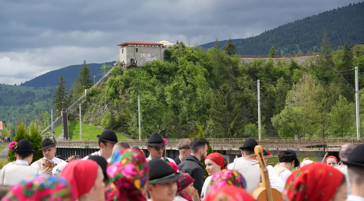 Mai mulți oamnei au fost prezenți la deschiderea Cetății Bethlen-Rákóczi