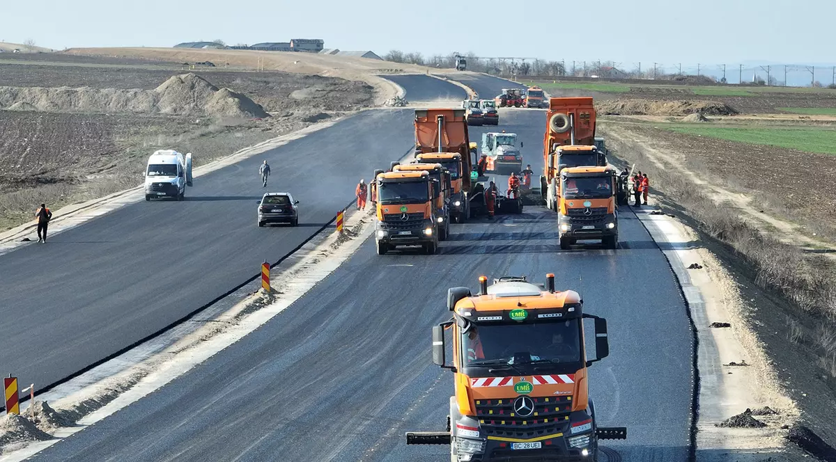 O portiune de autostrada in santier cu utilaje