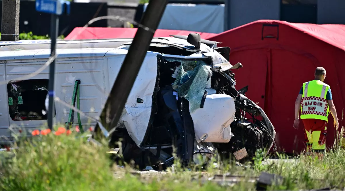 Această fotografie arată locul accidentului produs după ce un tren s-a ciocnit cu un microbuz școlar, la trecerea de cale ferată Vierhuizen în Buggenhout, Belgia