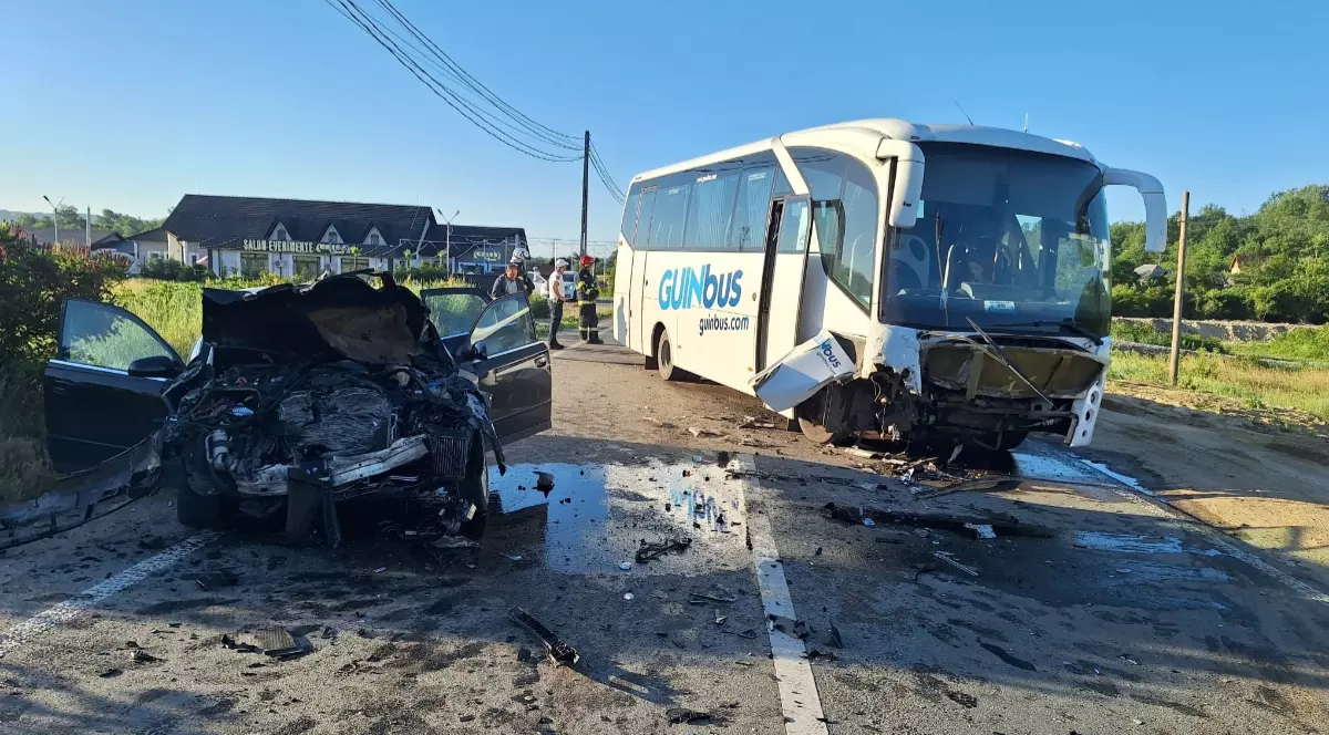 Imaginea prezintă urmările unui accident grav între o mașină și un autocar