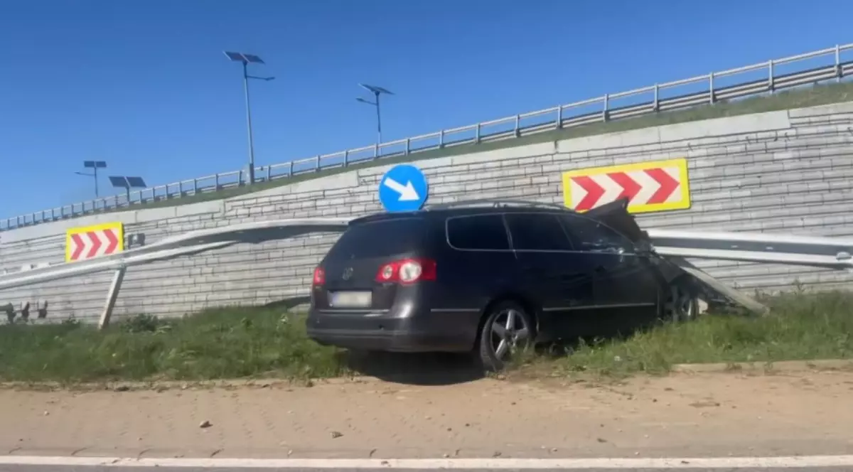 Imaginea surprinde urmările unui accident rutier în care un autoturism a părăsit carosabilul și s-a oprit pe spațiul verde, după ce a izbit violent parapetele din fața unui zid de sprijin.