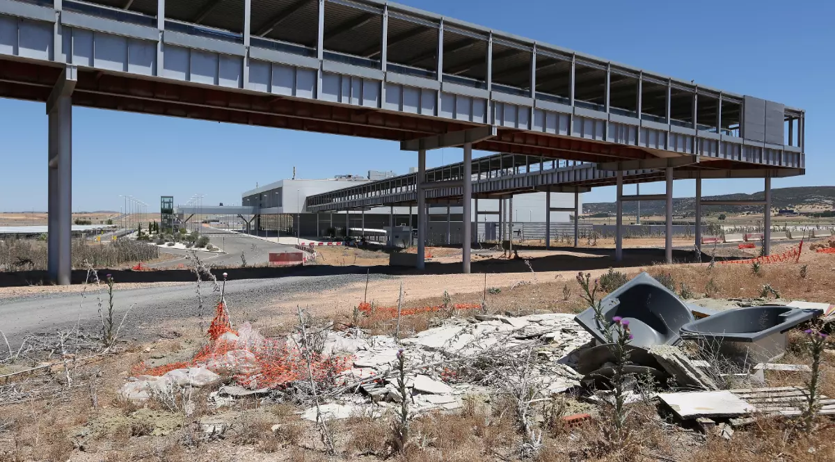 Aeroportul de 1,1 miliarde de euro care a rămas abandonat în Spania, se vede linia de metrou construită pentru transportul pasagerilor