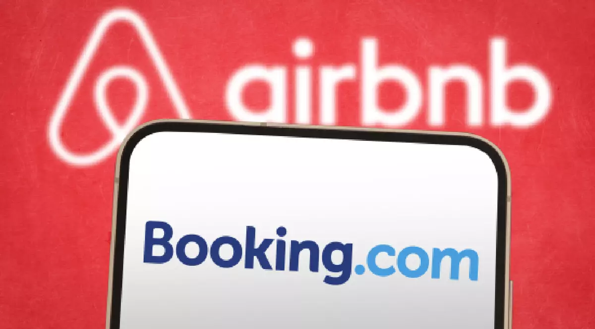 Airbnb și Booking afișate pe smartphone
