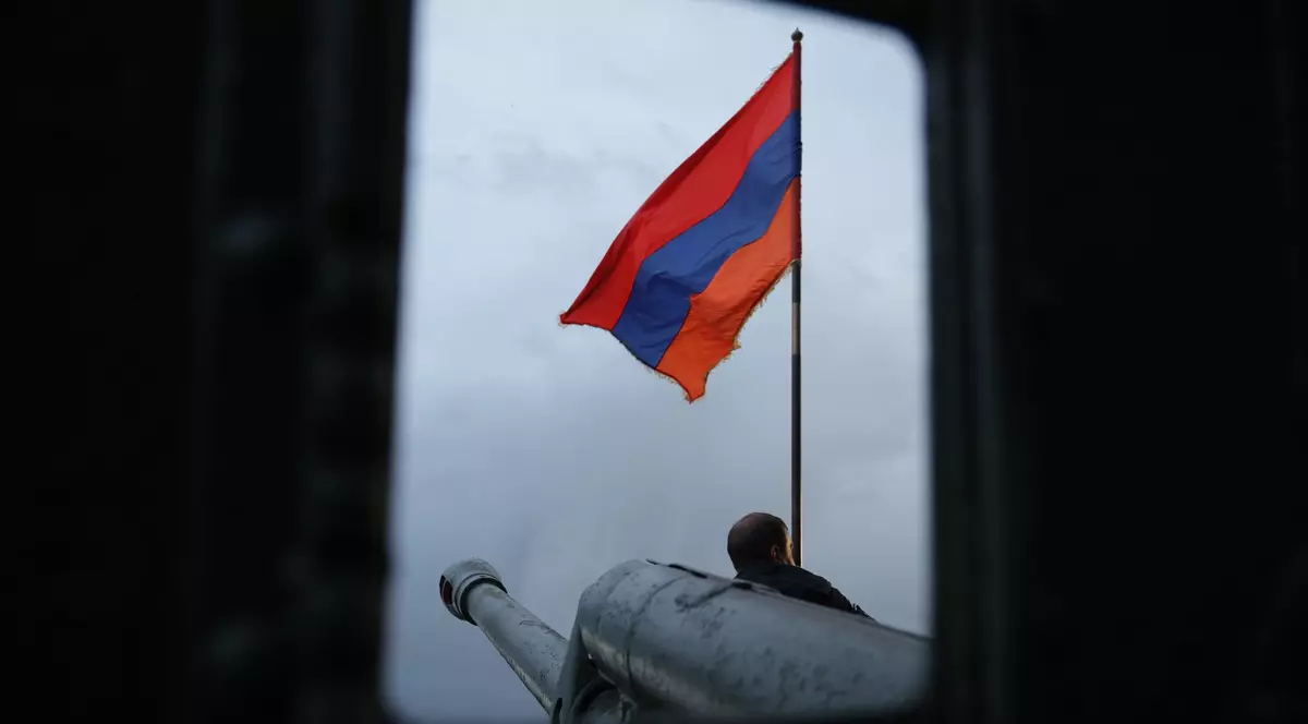 ARMENIA, EREVAN - 8 MAI 2026: Un bărbat este văzut în timpul unui miting preelectoral al partidului Armenia Puternică, ca parte a campaniei sale înaintea alegerilor parlamentare armene din 2026, programate pentru 7 iunie