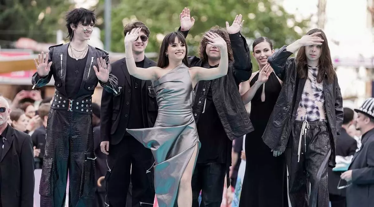 Alexandra Căpitănescu pe covorul turcoaz, înaintea semifinalelor și finalei de săptămâna viitoare ale ediției Eurovision Song Contest de la Viena. Foto: Profimedia