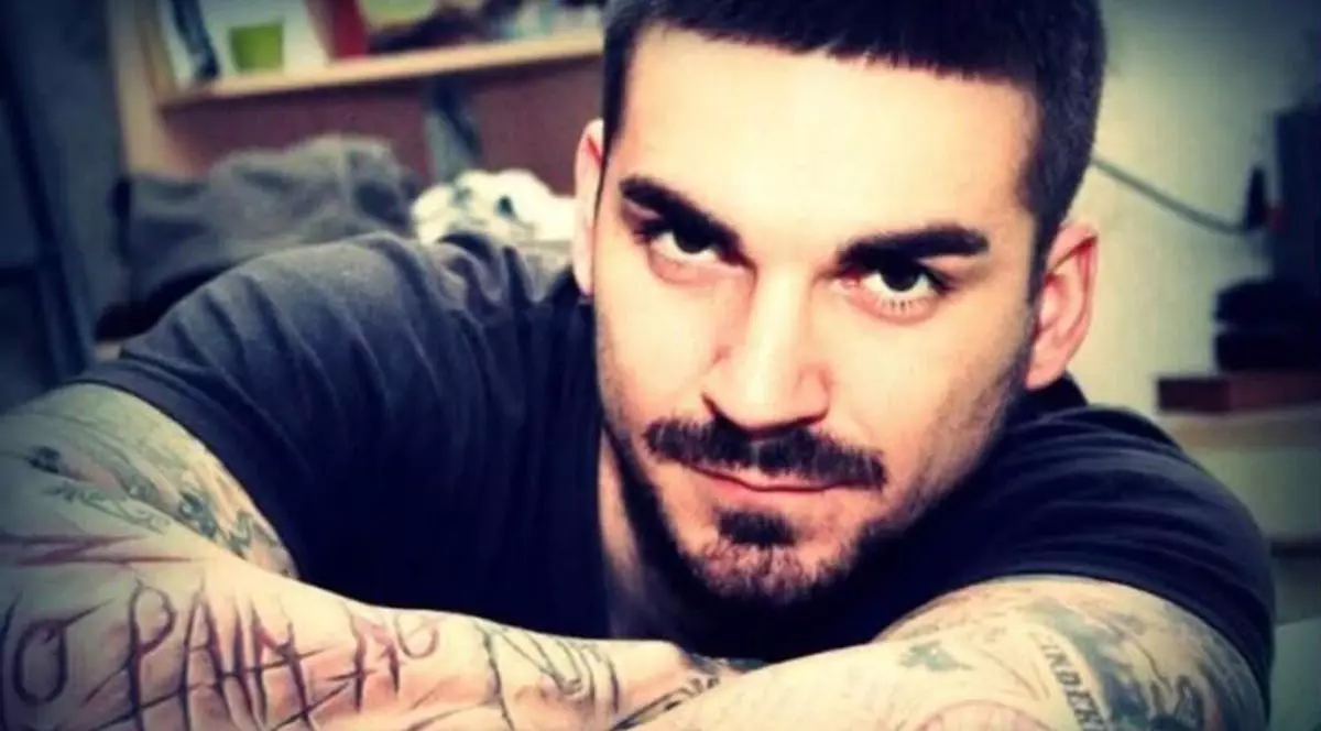 Un bărbat tânăr, tatuat, care se uită la cameră. El este, Alexandru Marinescu, autorul dublei crime din Târgu Jiu, care și-a luat viața după ce și-a ucis fratele și bunica. Era pictor și tatuator, 27 mai 2026