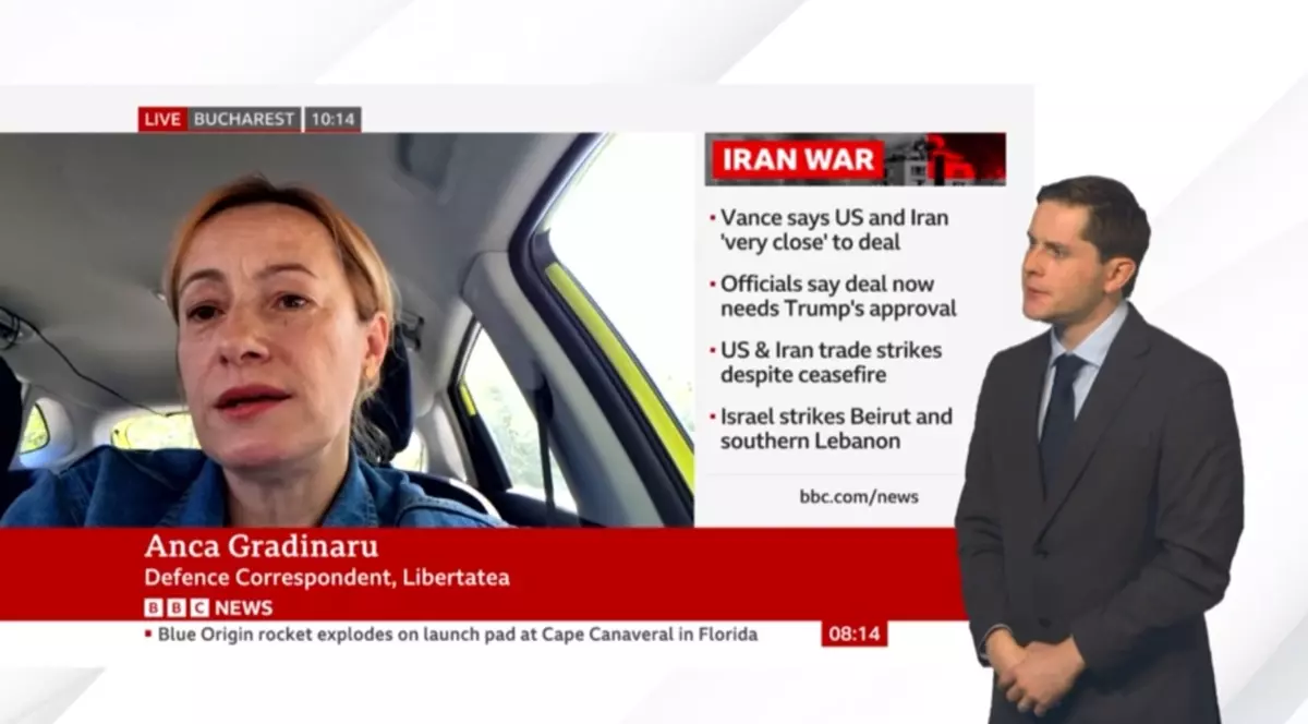Imaginea prezintă o transmisiune în direct a postului BBC News, arătând un prezentator în costum în studio care urmărește intervenția jurnalistei Anca Grădinaru aflată într-un autoturism
