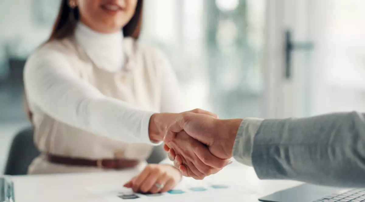 Birou, intervievator și strângerea mâinilor cu persoana, angajarea și fericirea pentru locuri de muncă vacante și recrutare. Afaceri, manager de resurse umane și strângere de mână cu candidatul pentru acord, înregistrare și oportunitate
