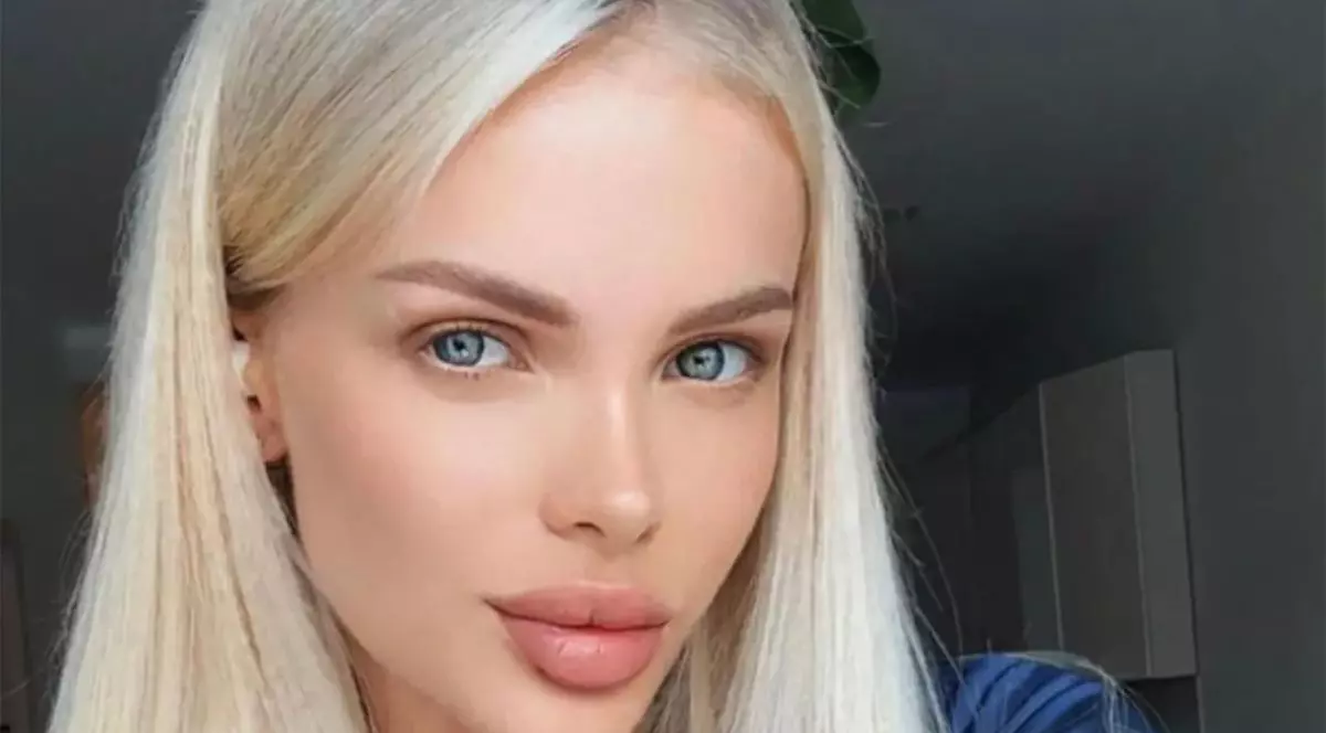 Angelika Tartanova, cu părul blond, în prim plan