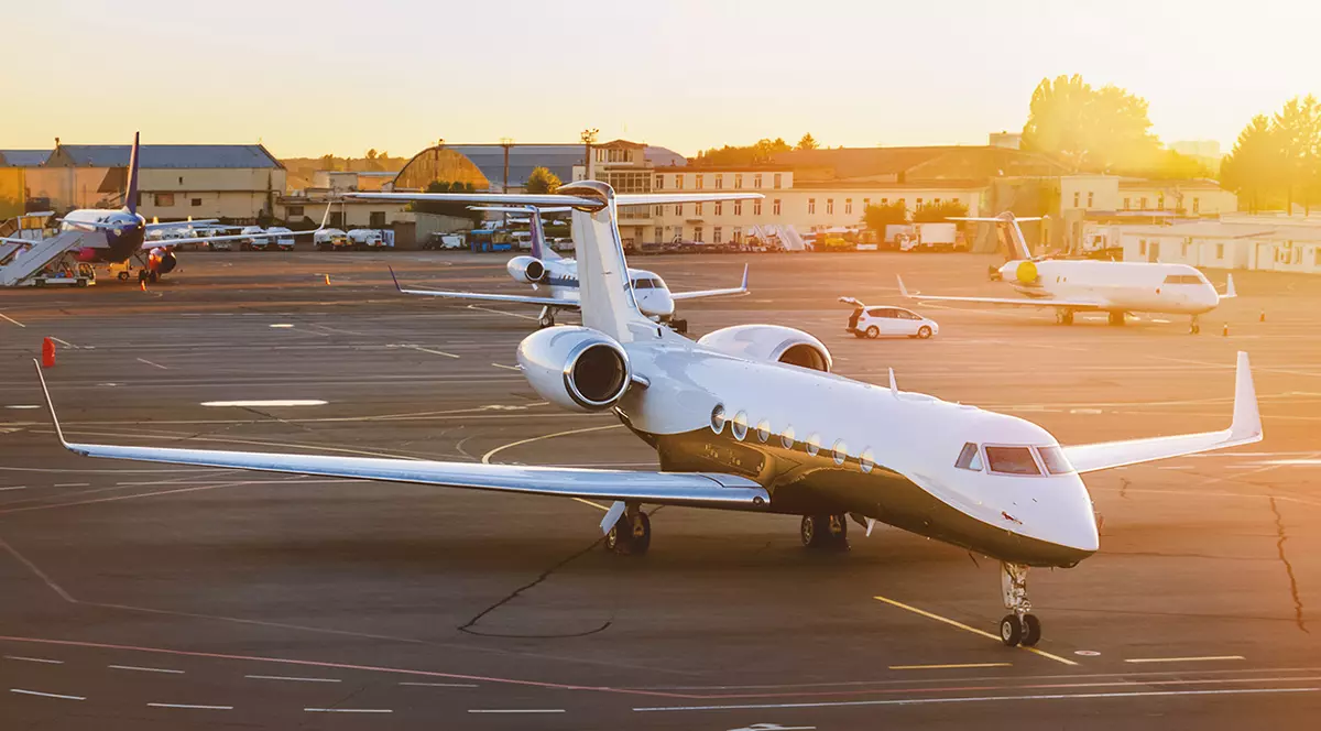 Imagine de ansamblu dintr-un aeroport plin cu avioane private.