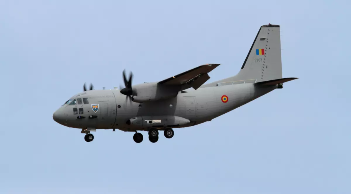 Un avion C-27-J Spartan care zboară în timpul unei misiuni