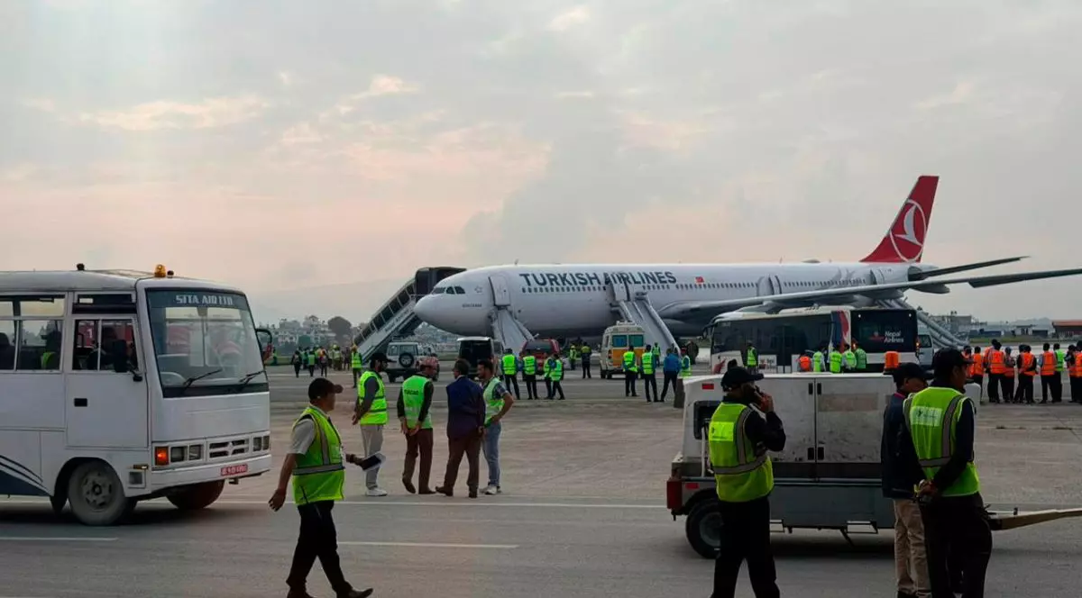 O aeronavă a companiei Turkish Airlines este surprinsă în imagini după ce pasagerii au fost evacuați în siguranță și principalul aeroport din Nepal a fost închis, în urma unui incendiu izbucnit la bordul avionului în timpul aterizării la Kathmandu, luni, 11 mai 2026.