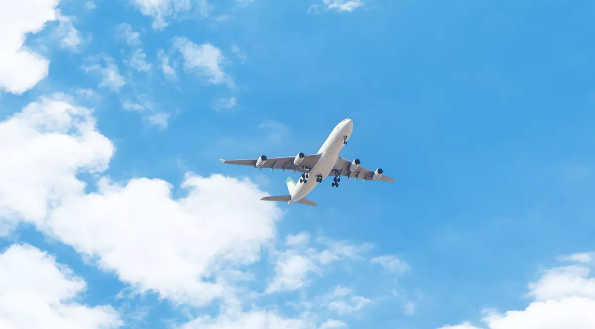 un avion alb