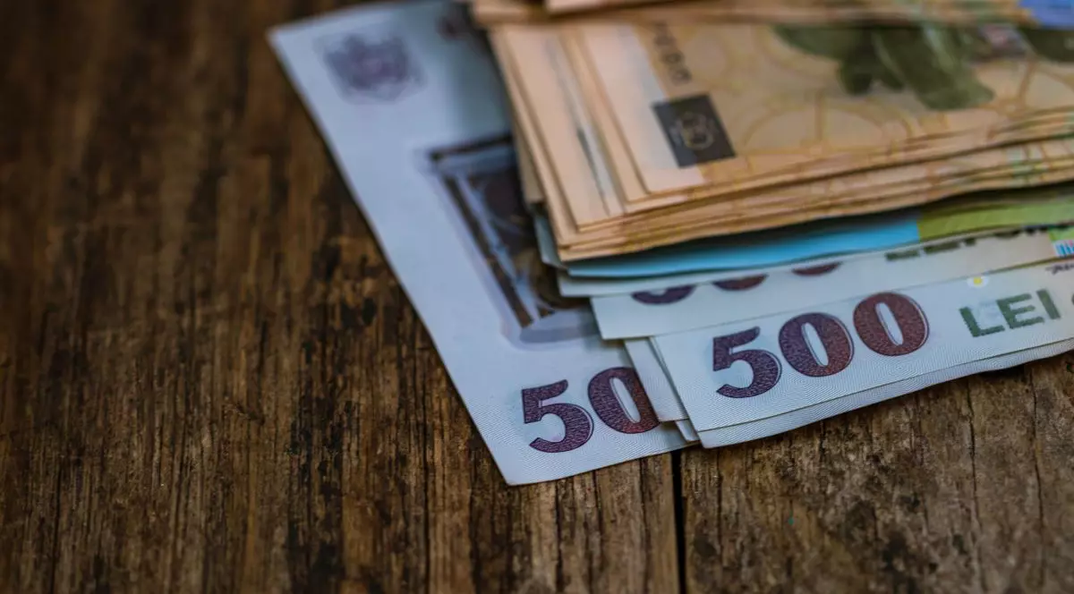 Bancnote de 500 de lei, pe o masă de lemn