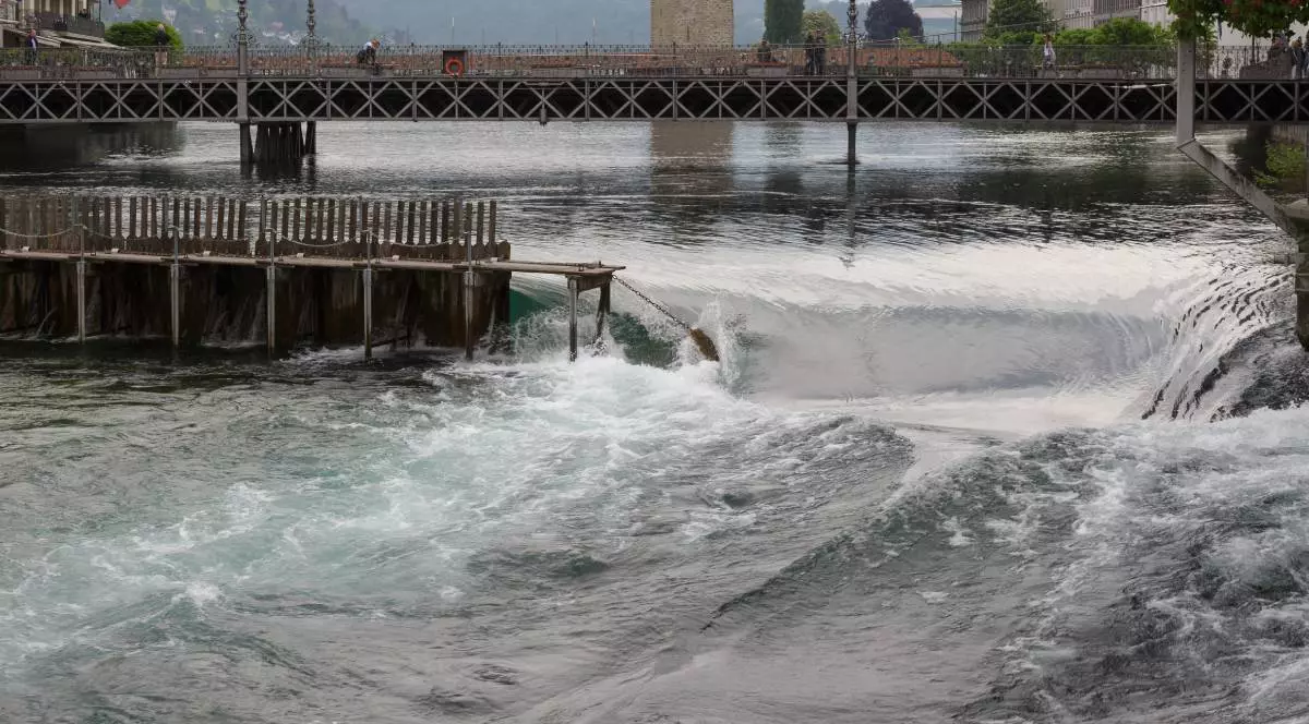 Barajul îndepărtat pentru a menține nivelul apei în Lacul Lucerne, Elveția