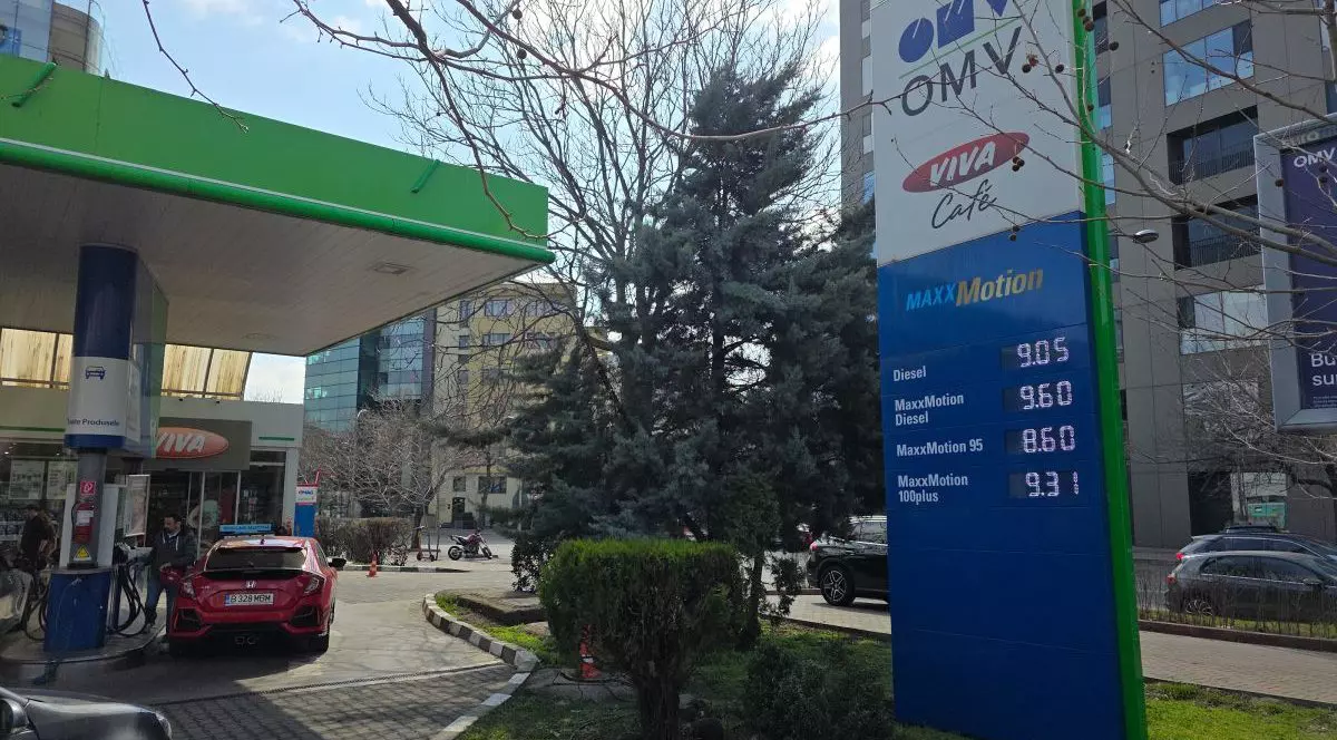 O benzinîrie OMV unde văd câteva mașini, iar în dreapta este un panou cu prețurile, București, 27 martie 2026