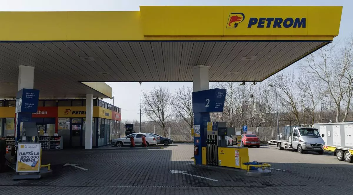 O benzinărie Petrom, în depărtare se văd câteva mașini, în Giurgiu, 16 martie 2026