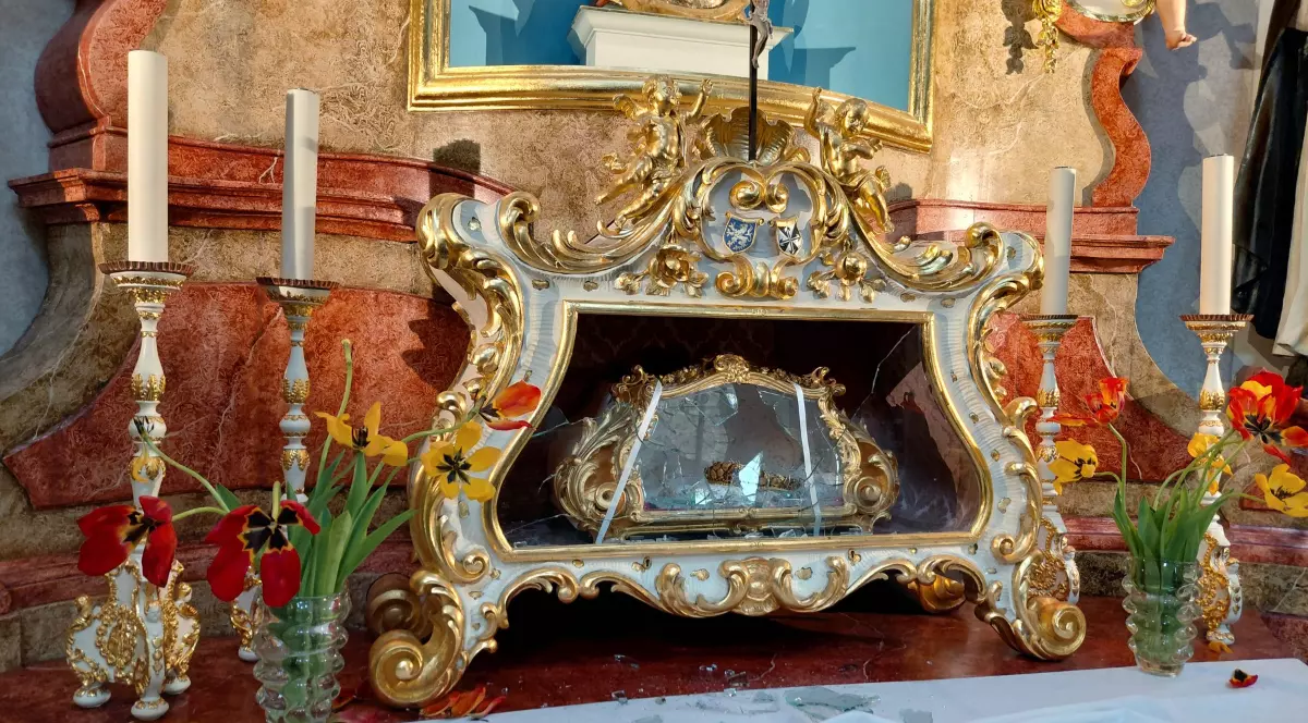 Un relicvar în care se afla craniul unei sfinte. Geamul din sticlă este sparte, după ce craniul a fost furat din biserica catolică