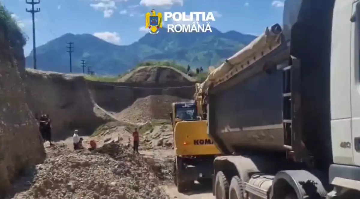 Imaginea surprinde o zonă excavată din apropierea Brașovului, unde utilaje și camioane intervin într-o anchetă privind depozitarea ilegală a unor cantități mari de moloz. În cadru apar polițiști și muncitori care participă la lucrările de verificare și excavare desfășurate de autorități.