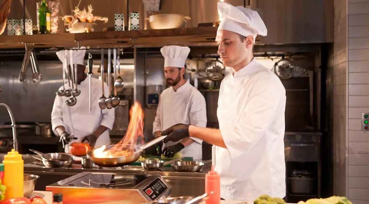 Cum poţi deveni bucătar-şef - chef în România - ce școli poți urma și cât costă