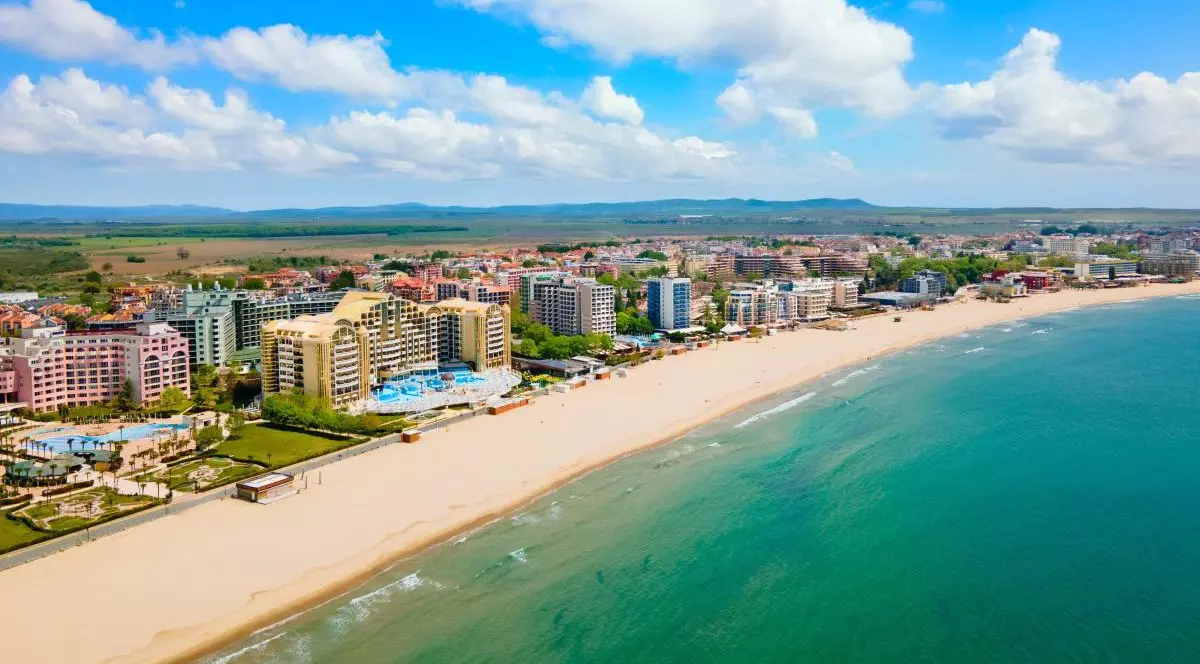 Vedere panoramică aeriană a plajei Sunny Beach, o stațiune de pe litoral lângă orașul Burgas, pe coasta Mării Negre din Bulgaria