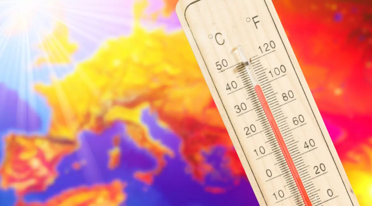 Imaginea prezintă un termometru ce indică o temperatură ridicată, suprapus peste o hartă termică a Europei în nuanțe aprinse de galben și roșu, ilustrând un val de căldură extremă.