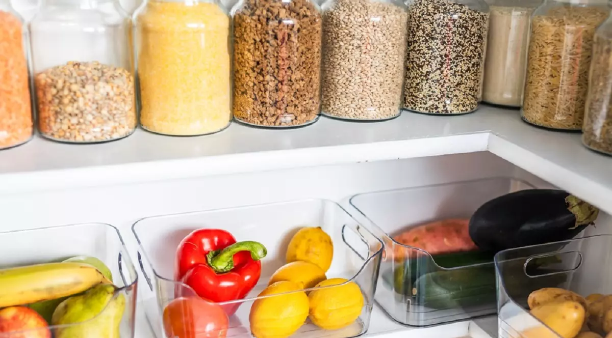Cămara perfect organizată: estetică, eficiență vizuală și control real asupra risipei alimentare - O mic[ c[mar[ organizat[ perfect, toate cerealele și pastele fiind puse în borcane transparente la vedere