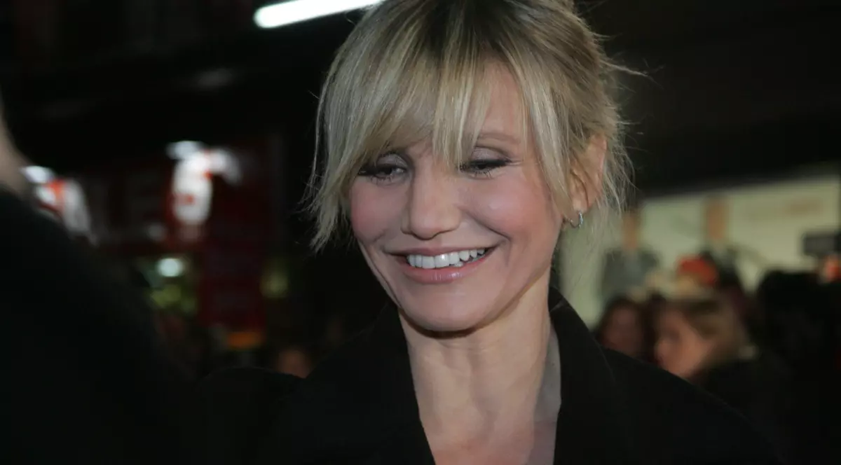 Cameron Diaz în timp ce zâmbește. Aceasta poartă o bluză neagră