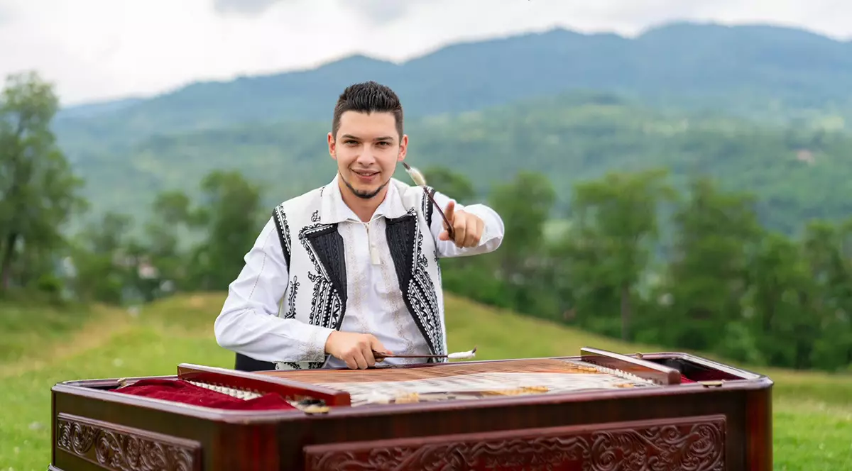 Catalin Iancu Jr canta la tambal inconjurat de verdeata