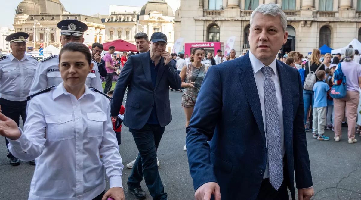 Ministrul Afacerilor Interne, Catalin Predoiu (D), participa la evenimentul „Ziua portilor deschise pentru copii la MAI - Aventura in siguranta”, organizat in Piata Revolutiei din Bucuresti, miercuri, 27 mai 2026