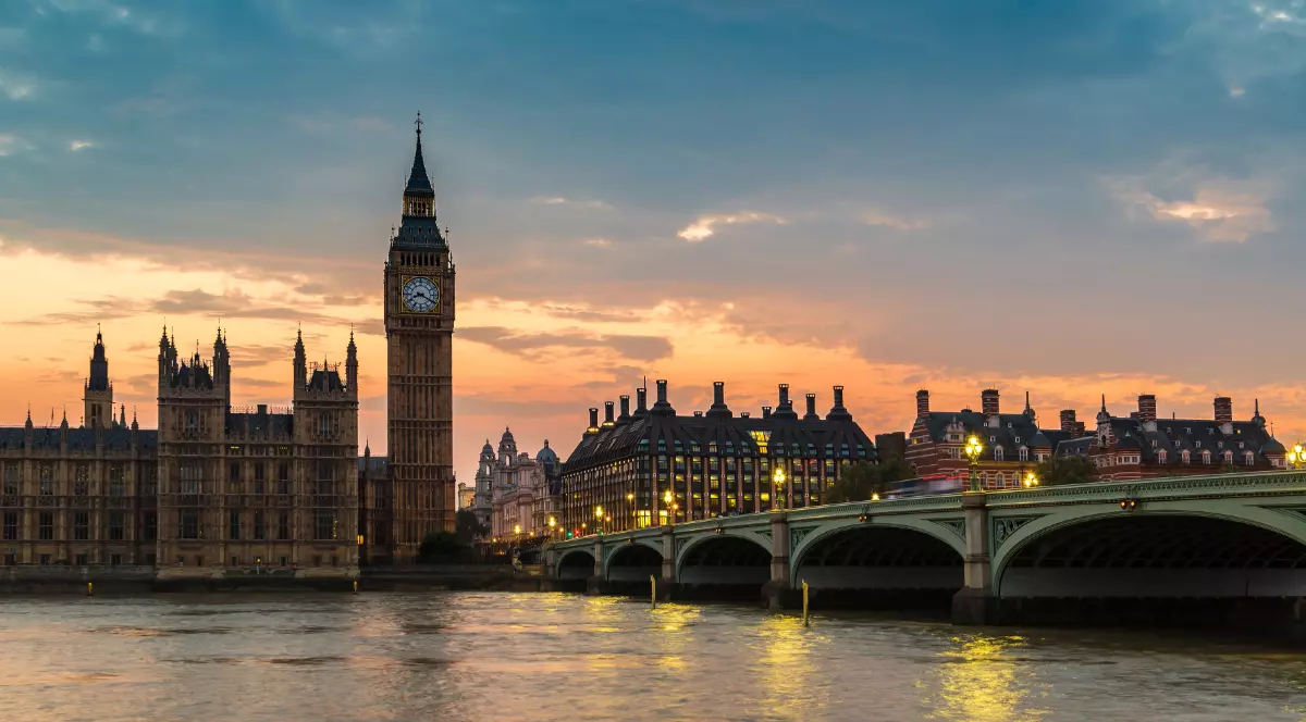 Apusul într-o zi toridă de vară în Londra, soarele coboară în spatele celebrului Big Ban