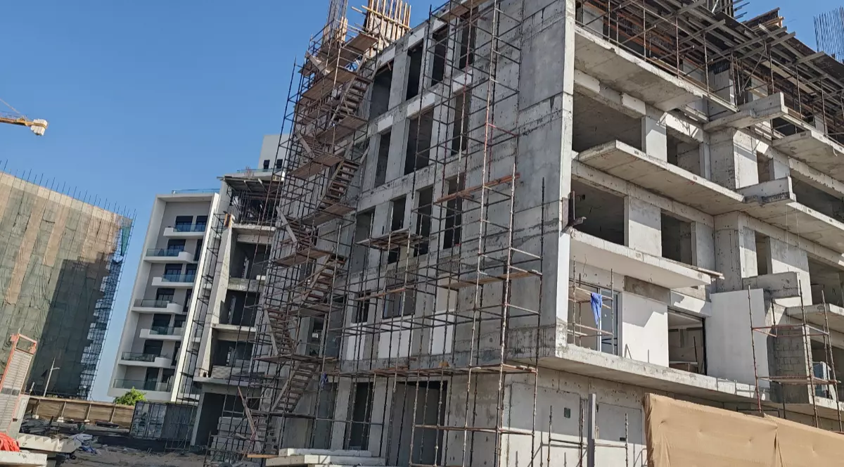 Un șantier în care sunt mai multe blocuri de cate 4 și 5 etaje în construcție