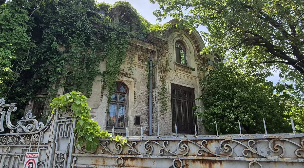 O cladire veche acoperita de rugina si verdeata
